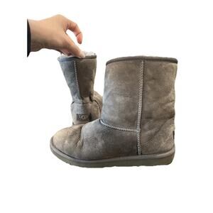 Ugg Australia Women’s Size 6 Classic Short Gray Boot, Shearling Lined